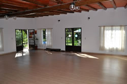 Amplio salón con piso de parquet Amplio salón con piso de parquet
